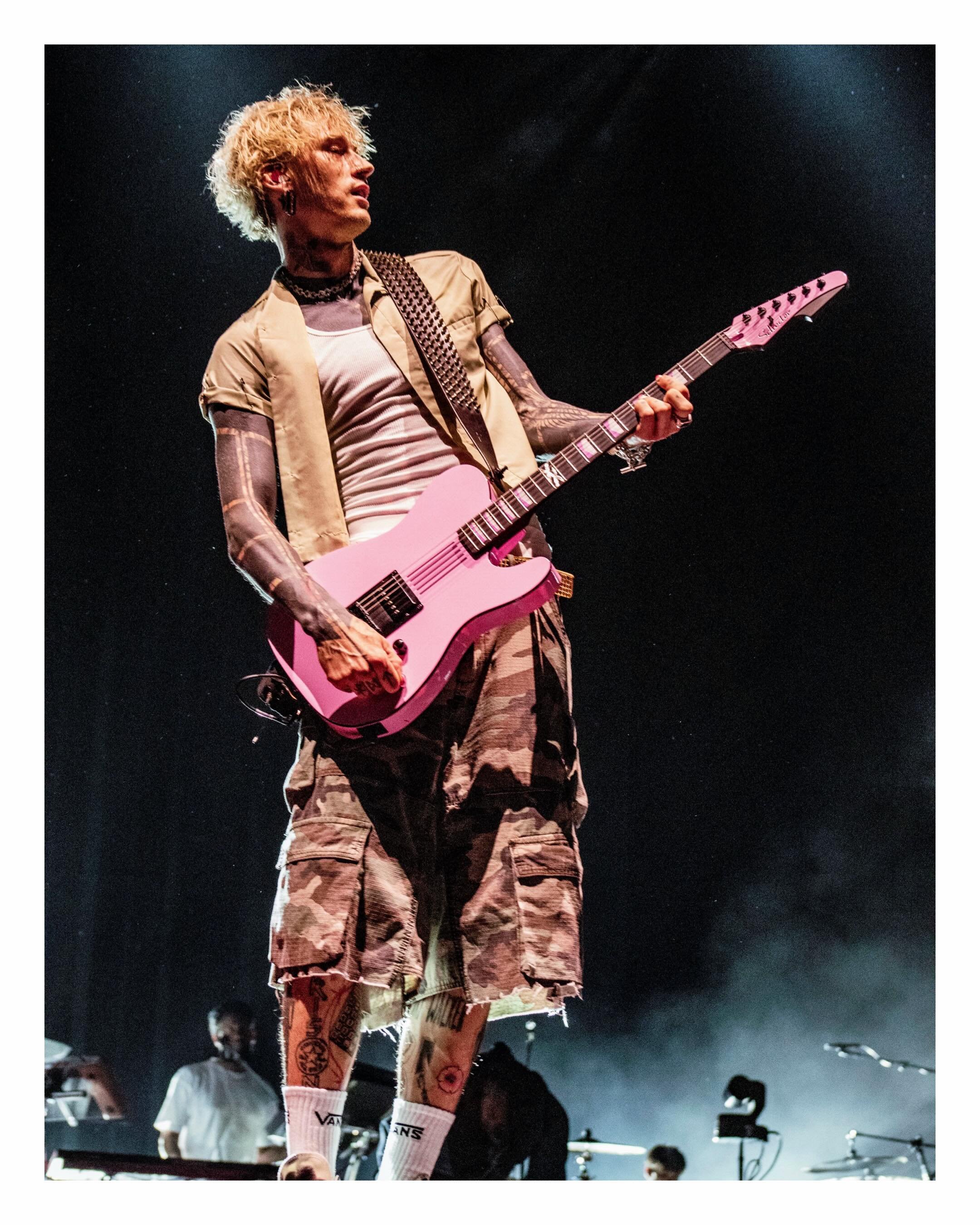 Pop-Punk heartbreak is officially back 💘 @machinegunkelly 

Machine Gun Kelly&rsquo;s Lost Americana Tour is giving chaos &amp; nostalgia. Catch Mgk at @jiffylubelive on 6/3!🎸 

See more on SoundBitemagazine.net 📲 link in bio 📲

What are your fav