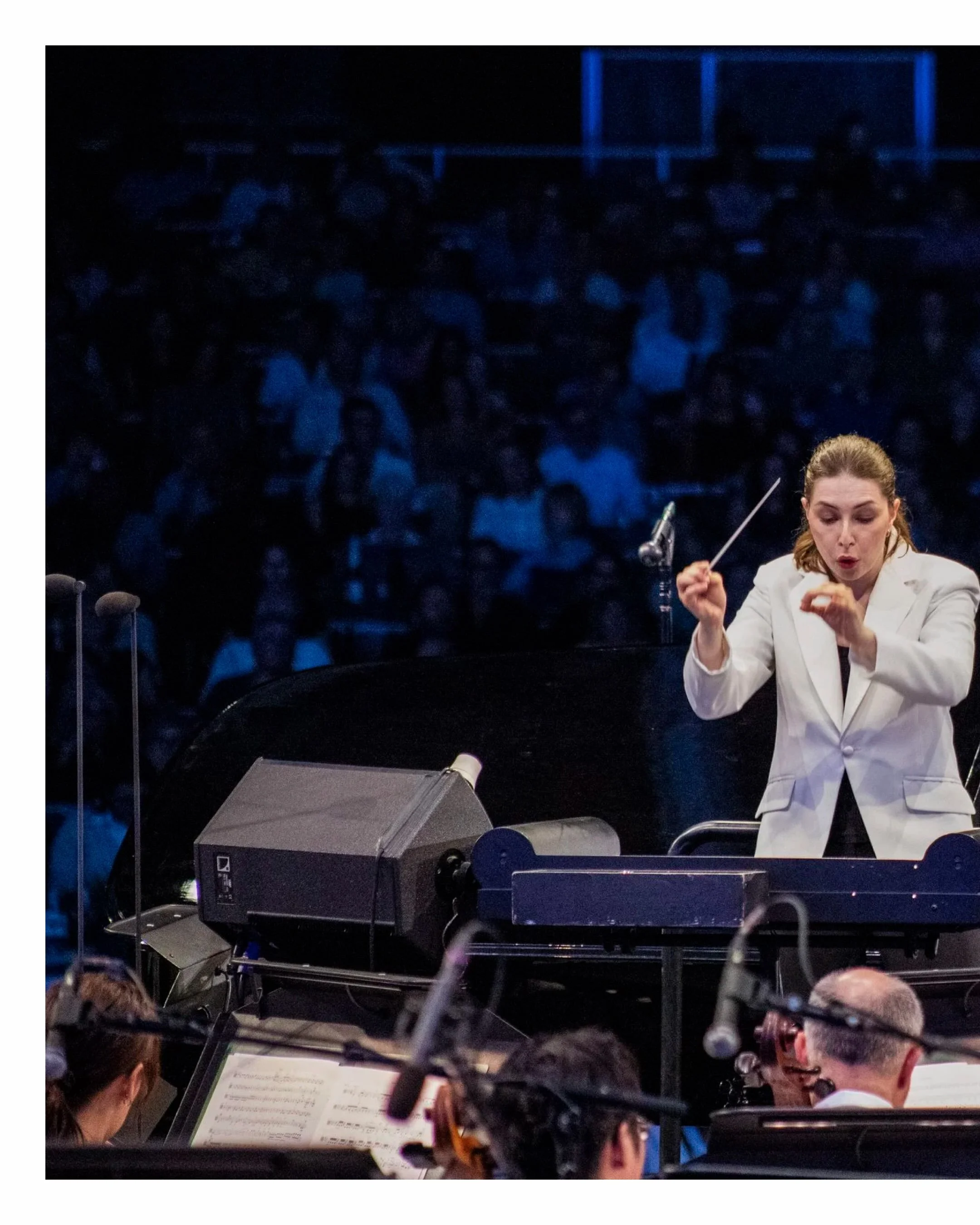 🎻 Beethoven under the stars ✨ @annahandler.music @laphil @hollywoodbowl 

Beethoven&rsquo;s Fifth took center stage at the Hollywood Bowl as conductor Anna Handler led the Los Angeles Philharmonic through an unforgettable night of classical music. F