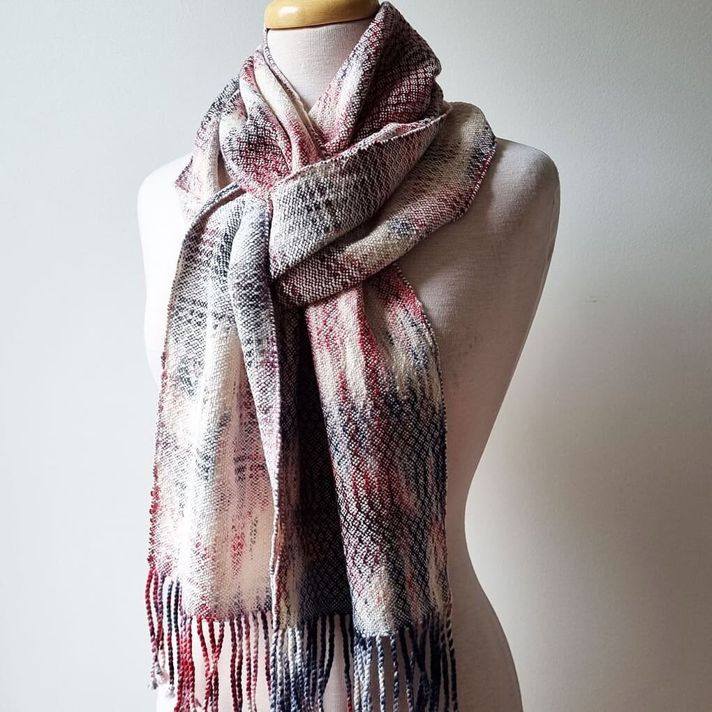 🆓️ FREE SHIPPING ENDS AT MIDNIGHT 🆓️

You've still got time to get your hands on a handwoven scarf, pins or notebooks with free shipping!
Like this Rosie scarf, made of super soft and warm Leahcim poll merino yarn 🥰 the squishiest yarn I've ever w