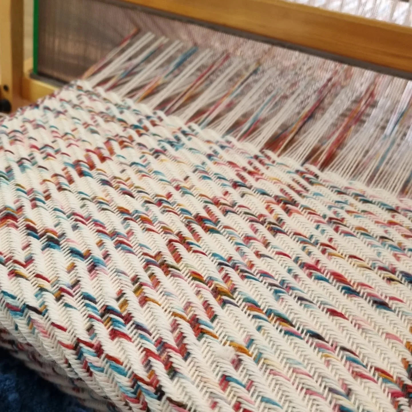 Day 2 done and 1 scarf woven! 
It's been a great couple of days chatting to so many lovely people and seeing old friends 🧡 

One day left to go....are you coming to the @sheepshow tomorrow?

#sheepshow #handweaving #handwoven #scarf #weaving #jackie