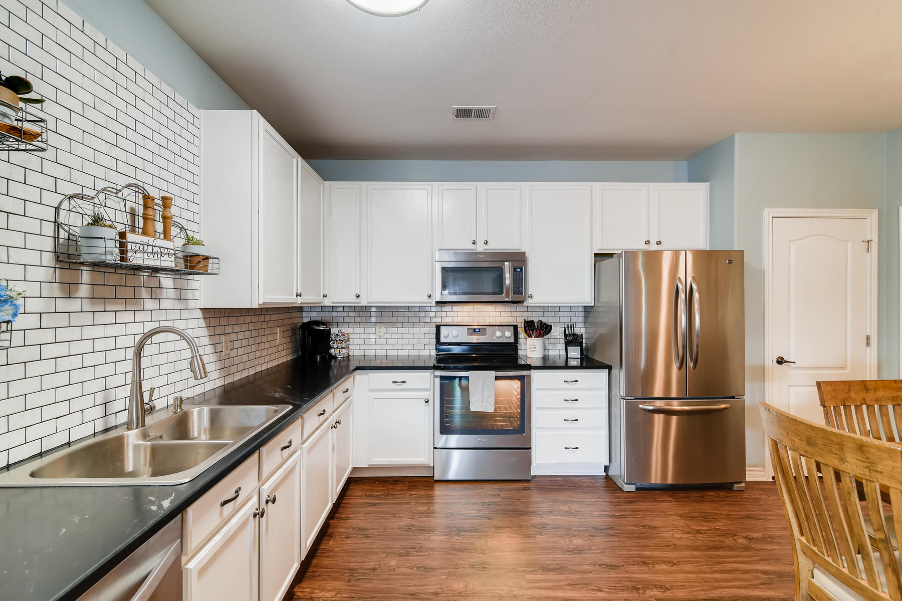 Granite Countertops &amp; Stainless Steel Appliances