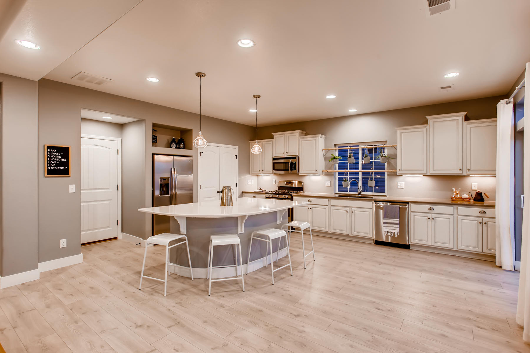 Large &amp; Open Kitchen