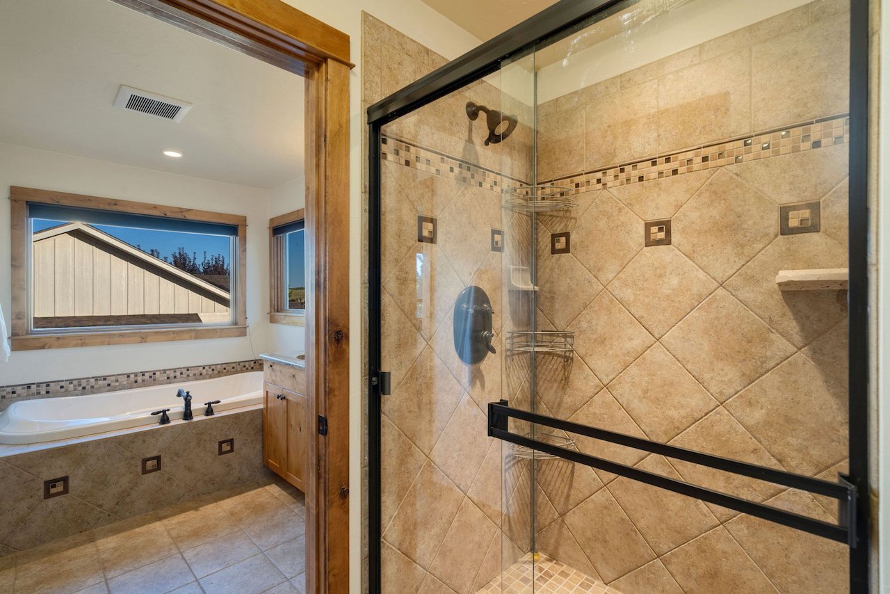 Beautiful tile &amp; stonework in the En-Suite bath