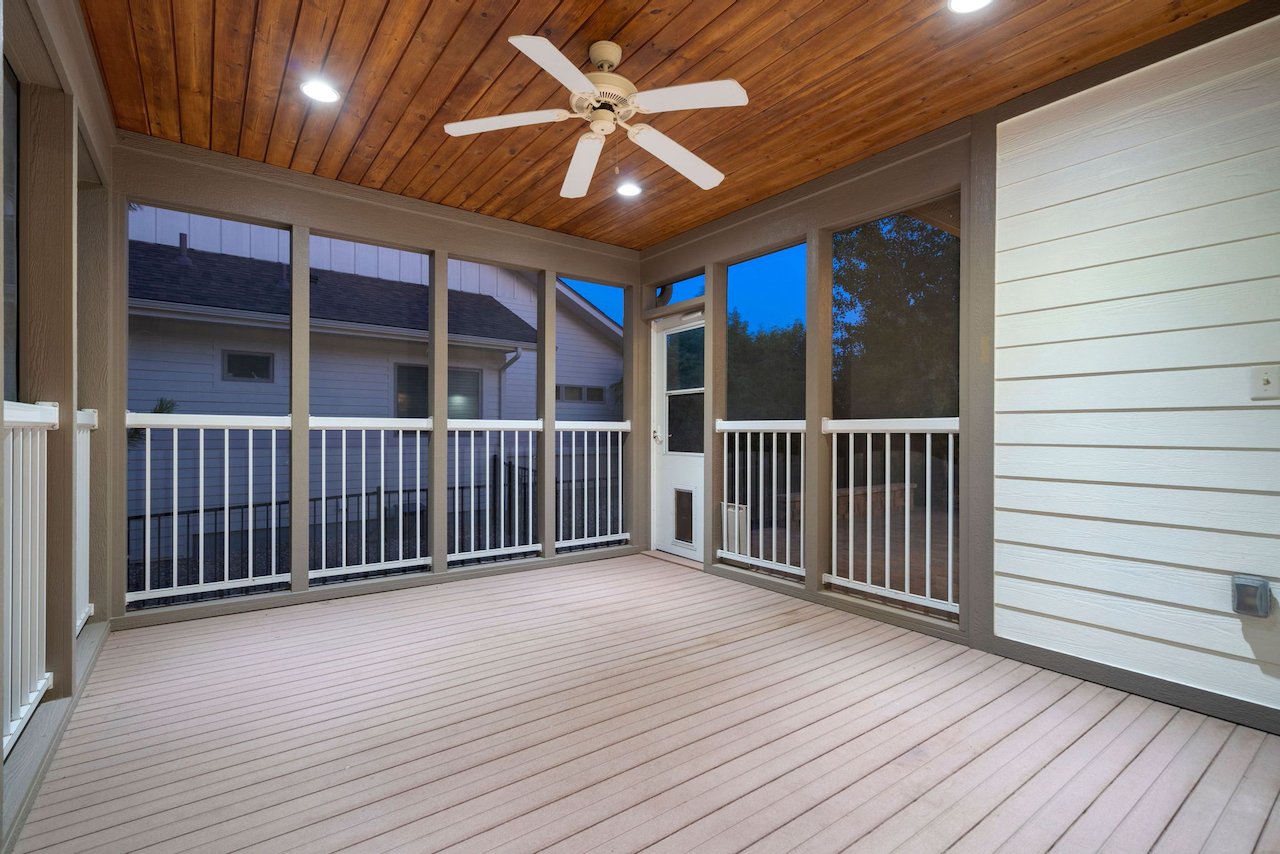 Screened In Back Patio w/Ceiling Fan &amp; Trex Deck