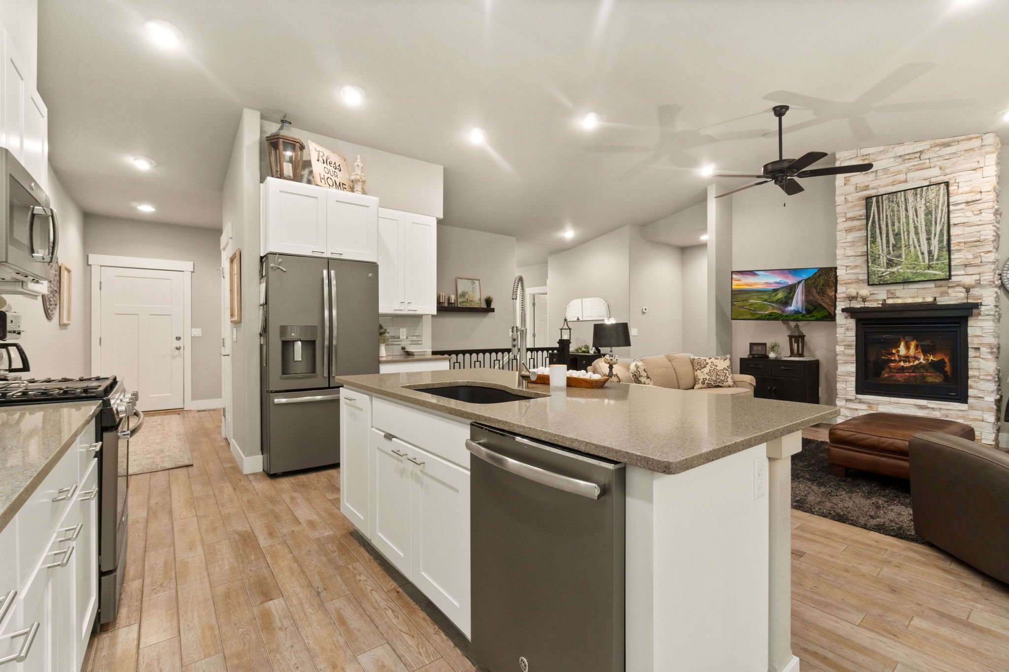 Large Island Overlooks the Beautiful Living Area