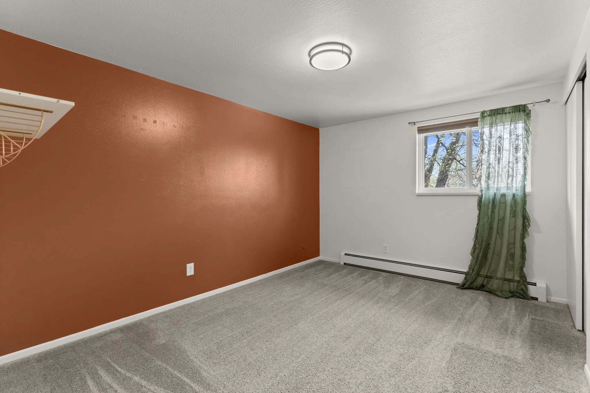 Second upstairs bedroom