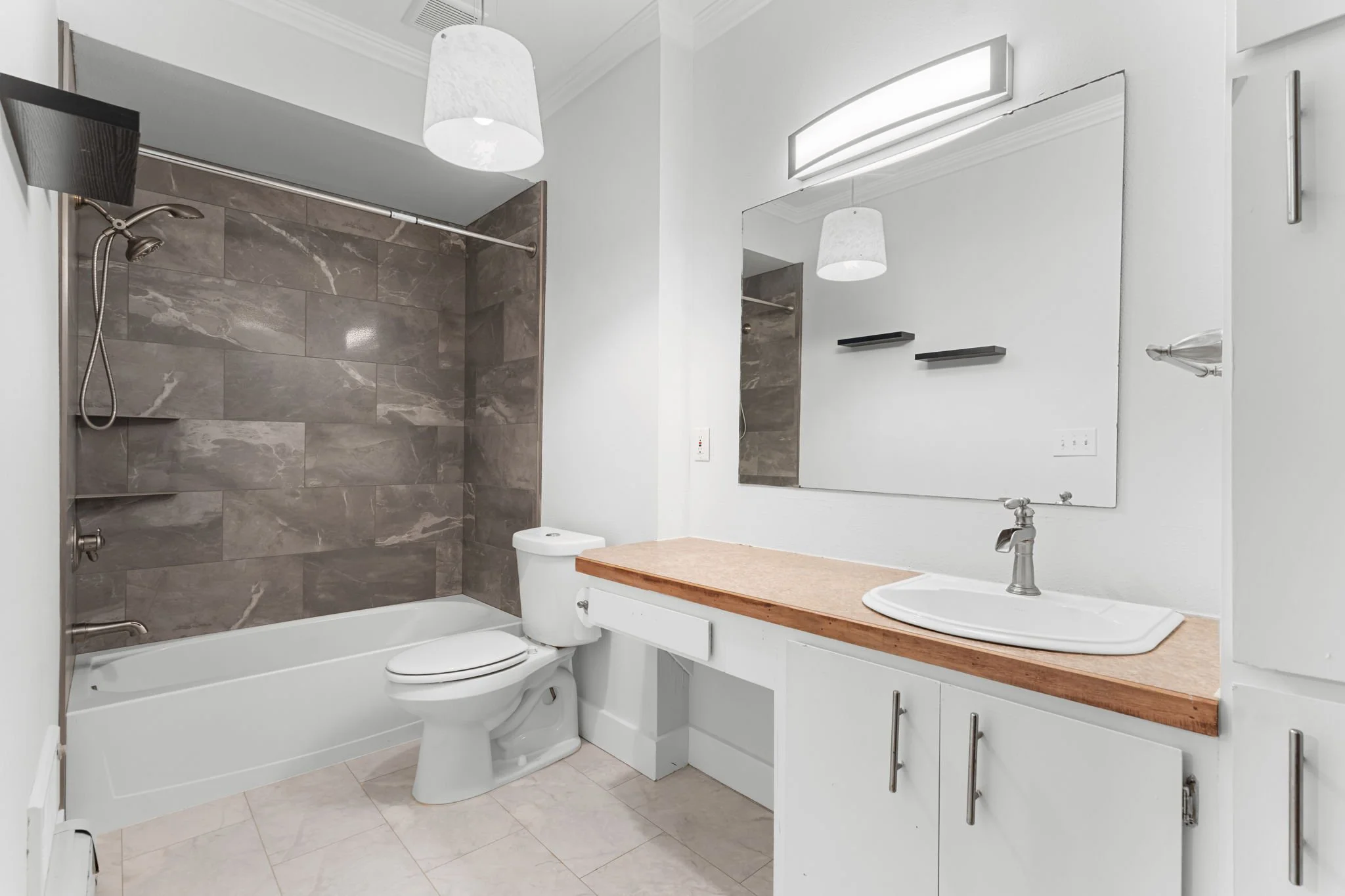 Second bathroom (off of the second bedroom)