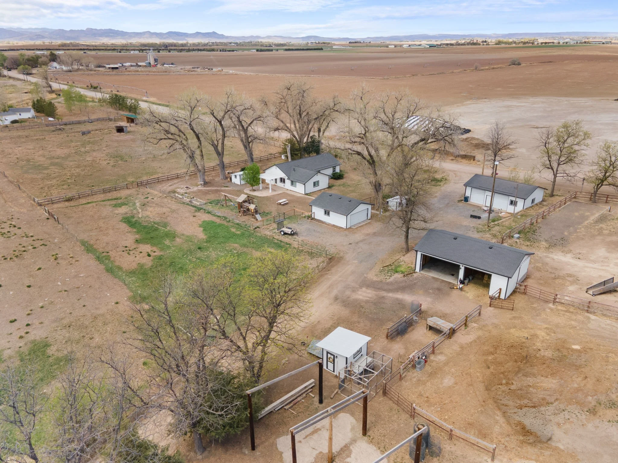 Plenty of space for your work trucks, trailers or RVs