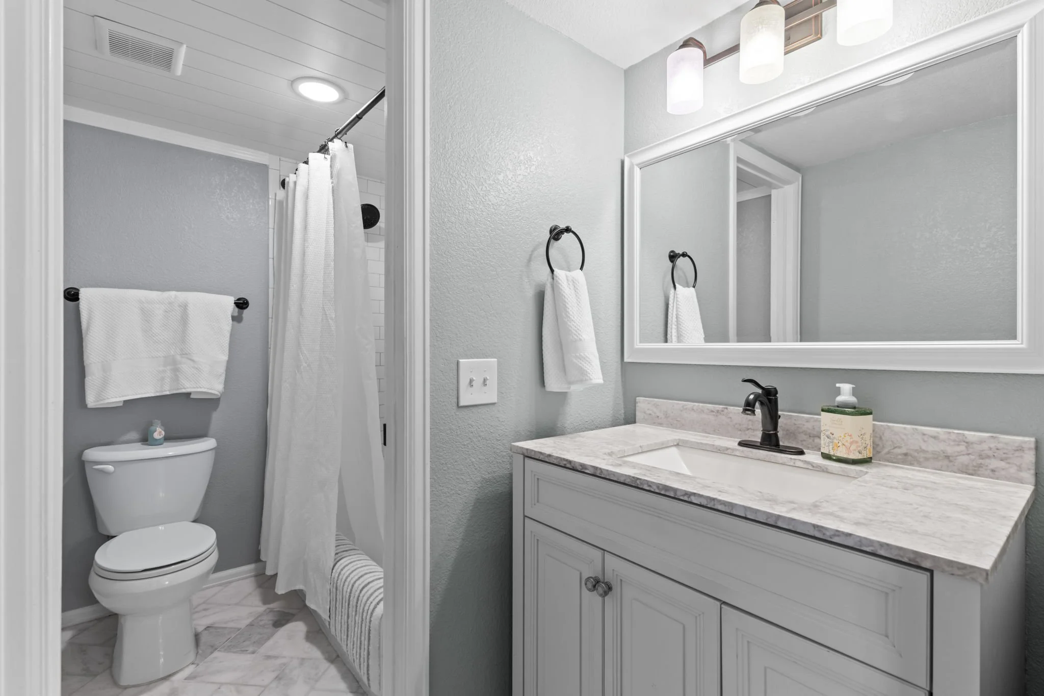Main-level ensuite primary bath