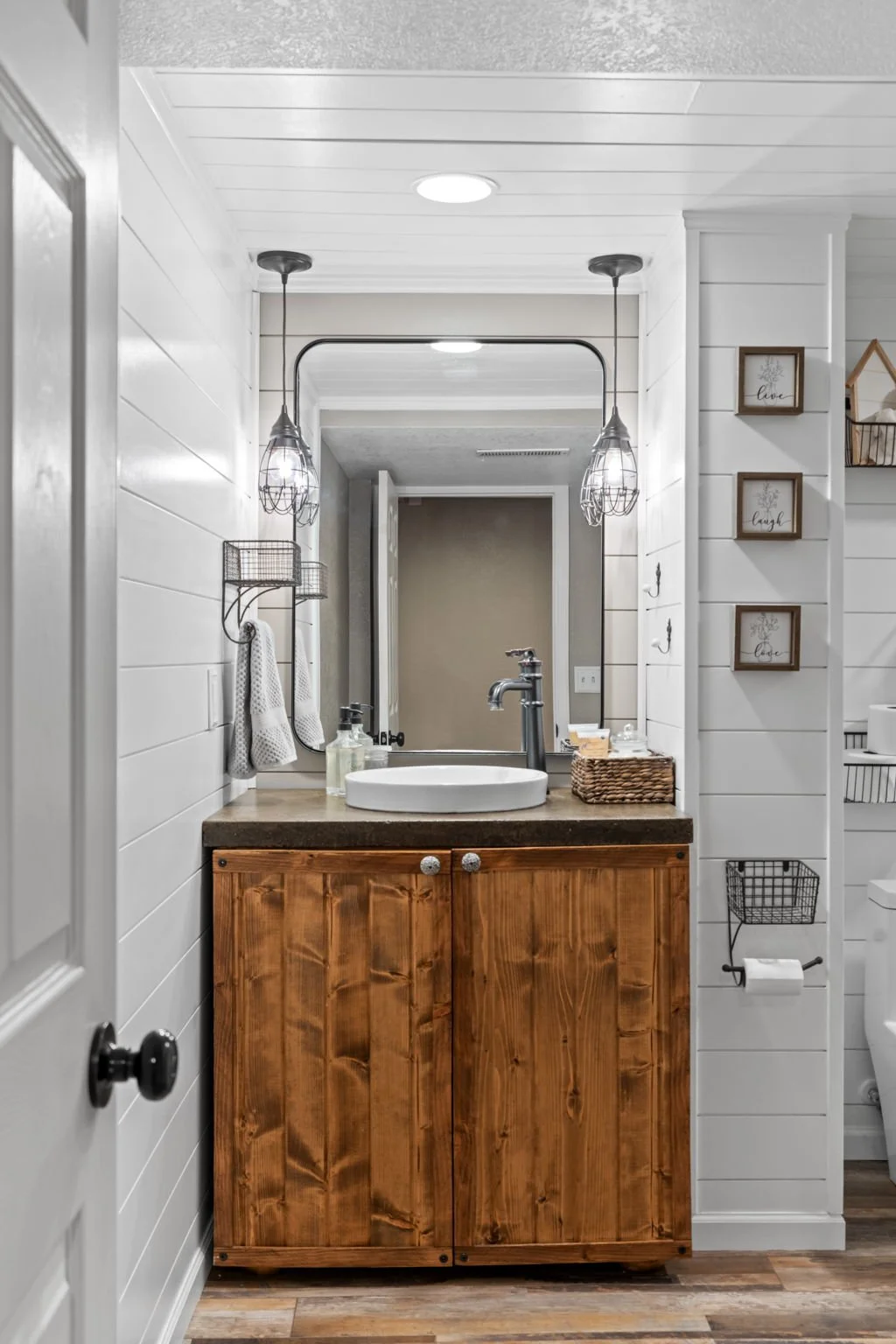 Modern bathroom finishes