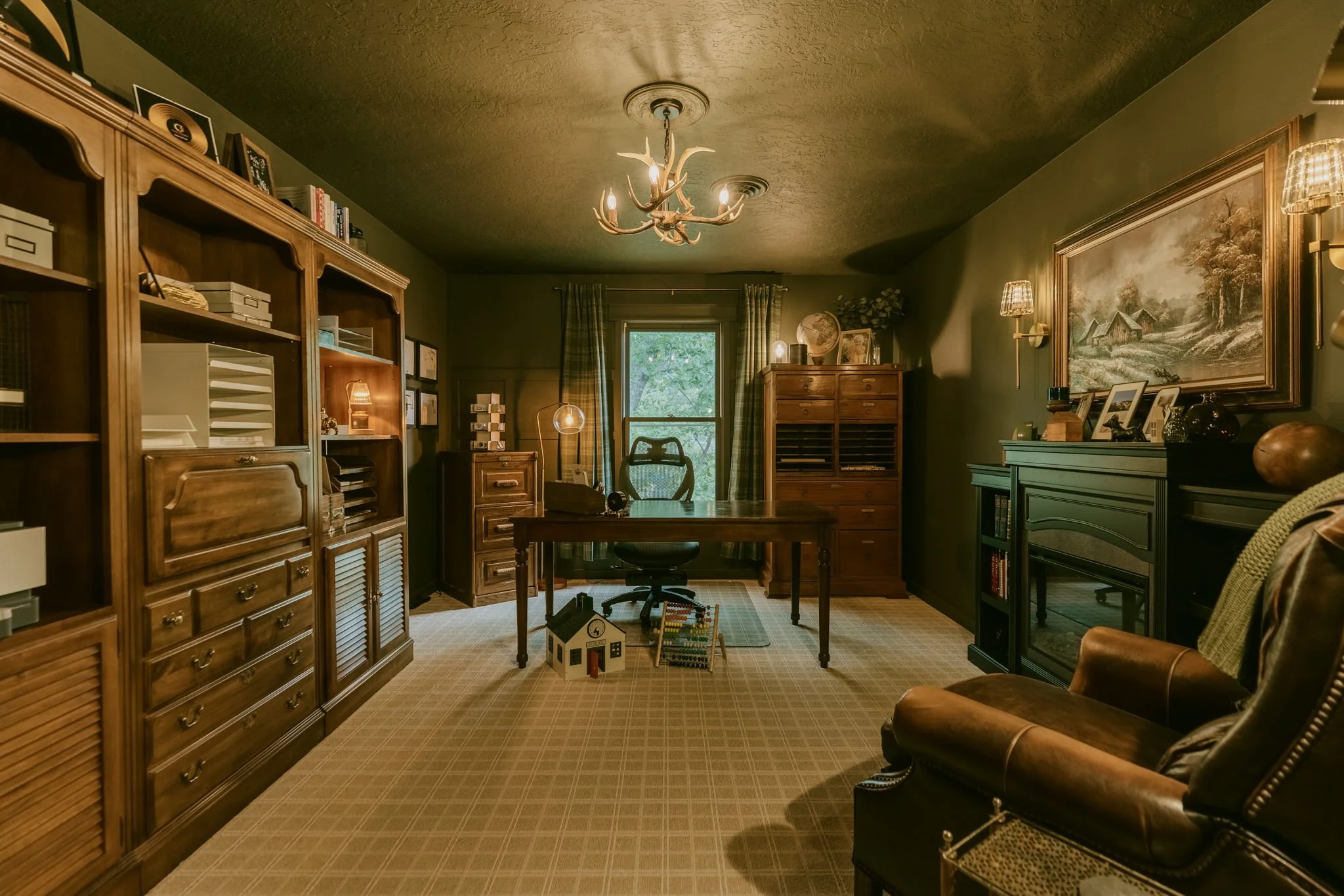 Surprise bonus room off primary closet - office or hobby space