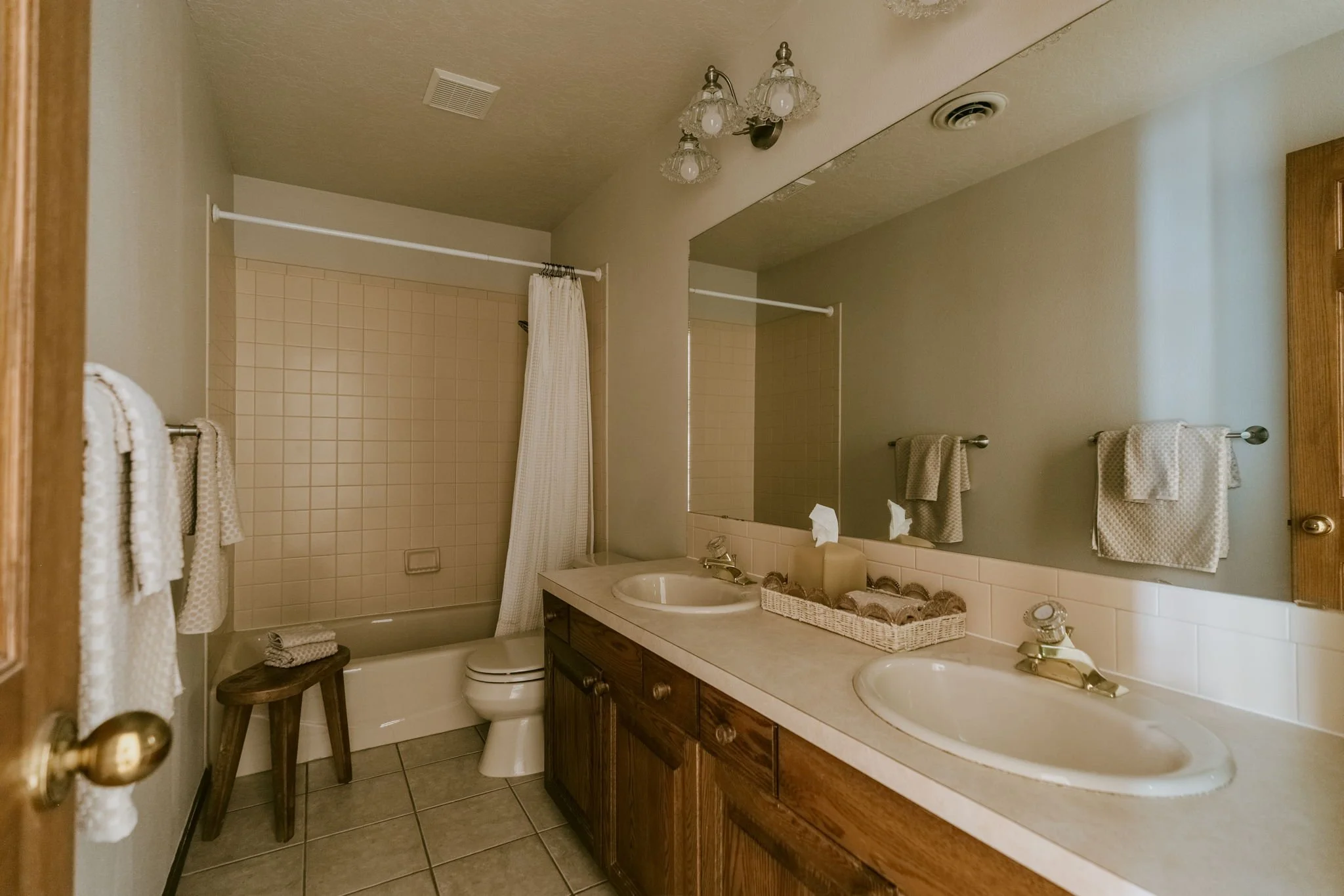Full bathroom w/ double sinks (Upstairs)