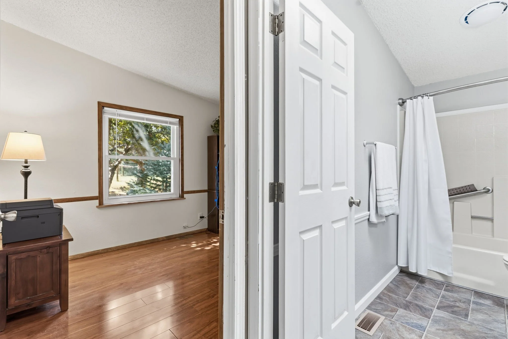 2nd bathroom next to the two bedrooms
