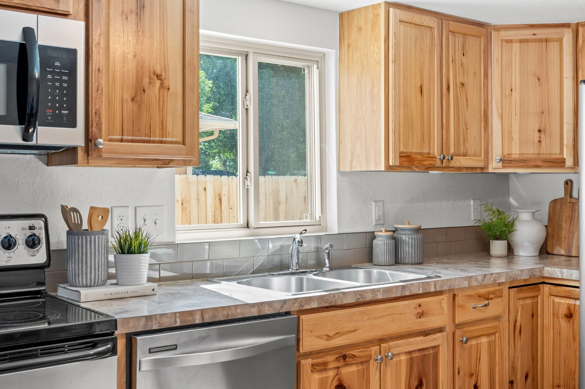 Ample counter & cabinet space