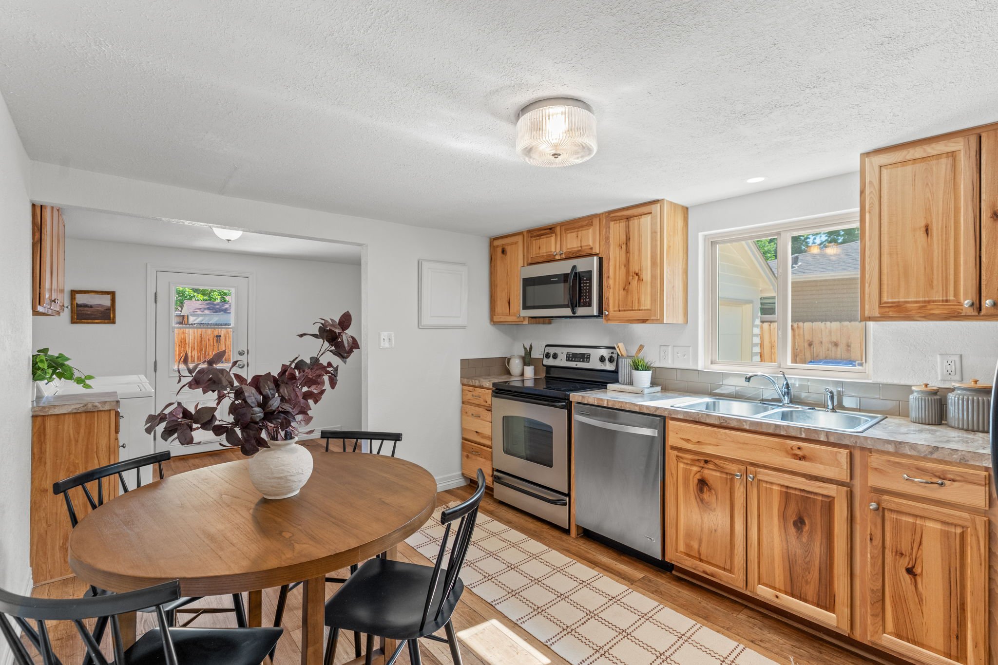 Eat-in kitchen