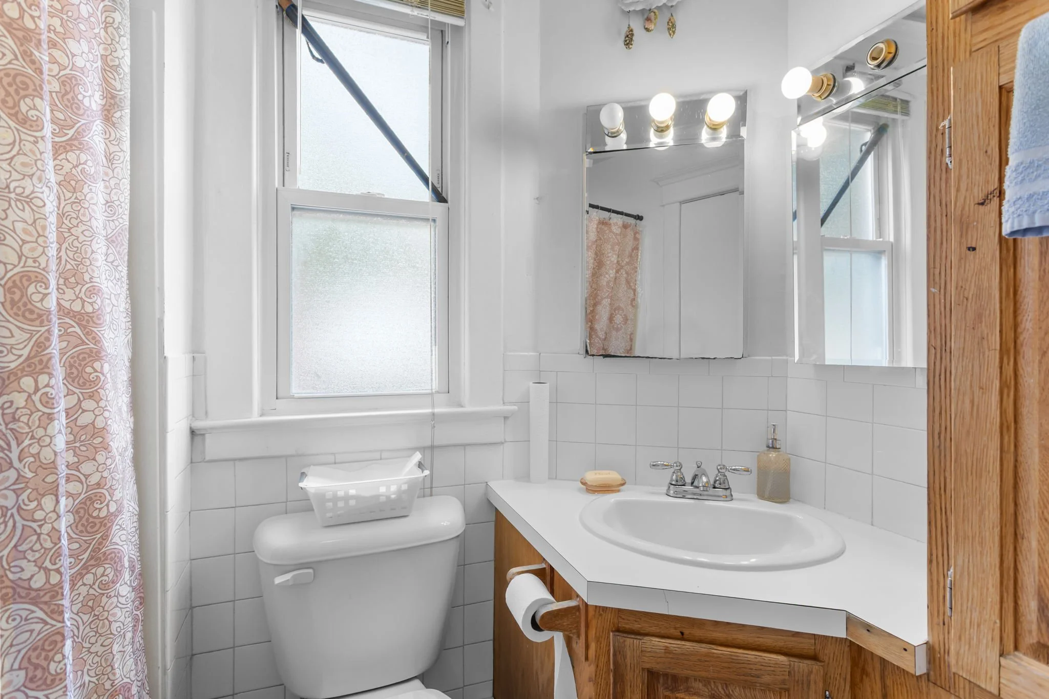 Bathroom (Main-Level)