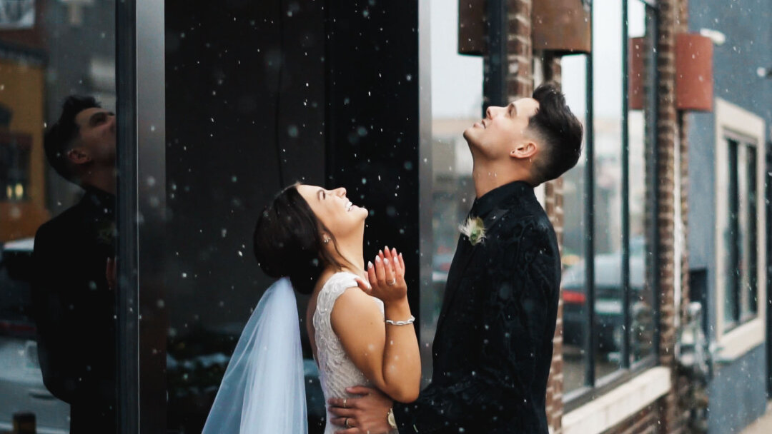 Gosh, what a day this was. Such a beautiful wedding, and amazing couple 🥰⁣
⁣
First real winter wedding I've ever done, aka in the snow, and wow it turned out so much better than I expected. We were all worried about getting snowed in, or not making 