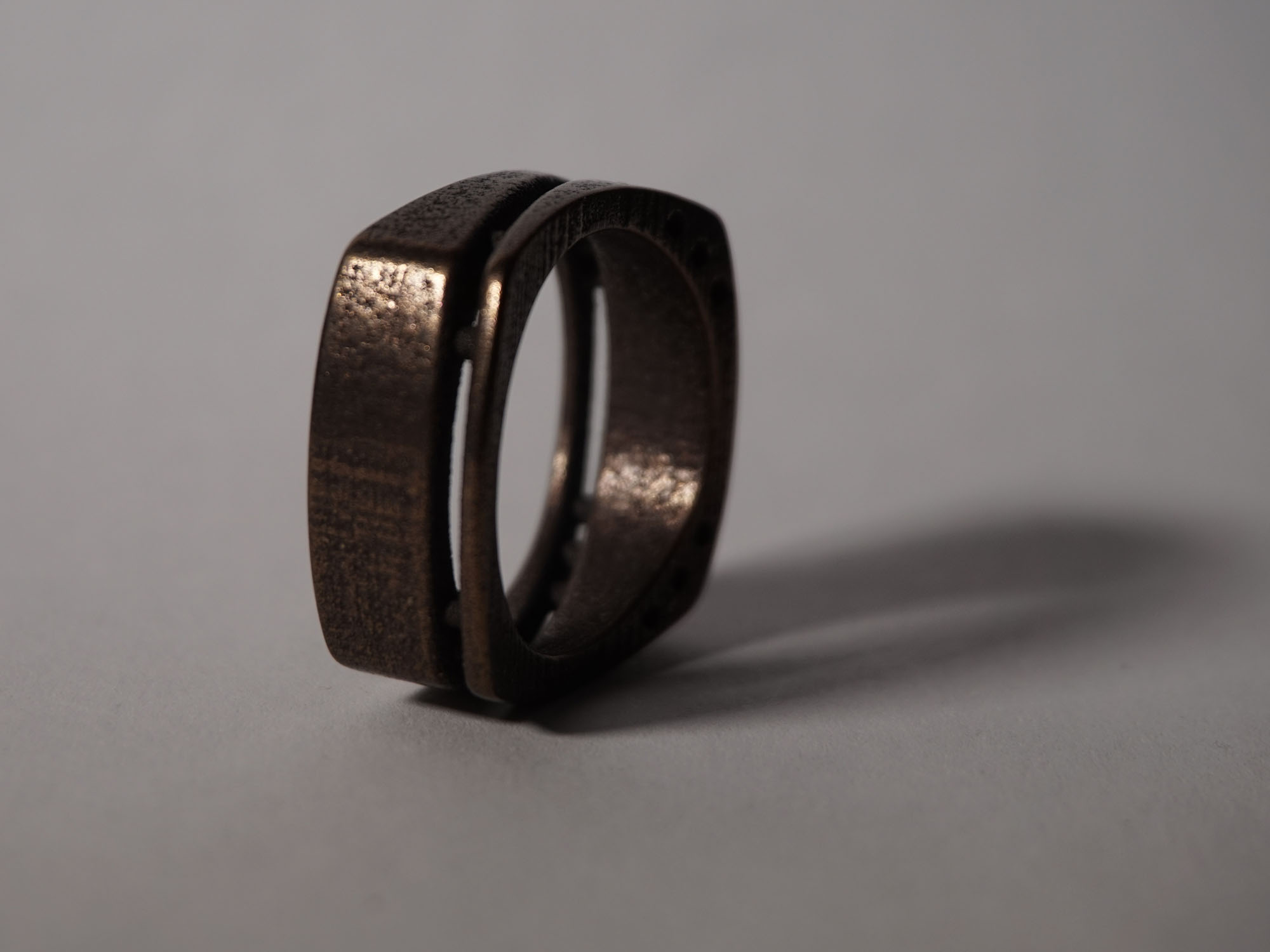 side-cut-ring-bronzesteel-stand.jpg
