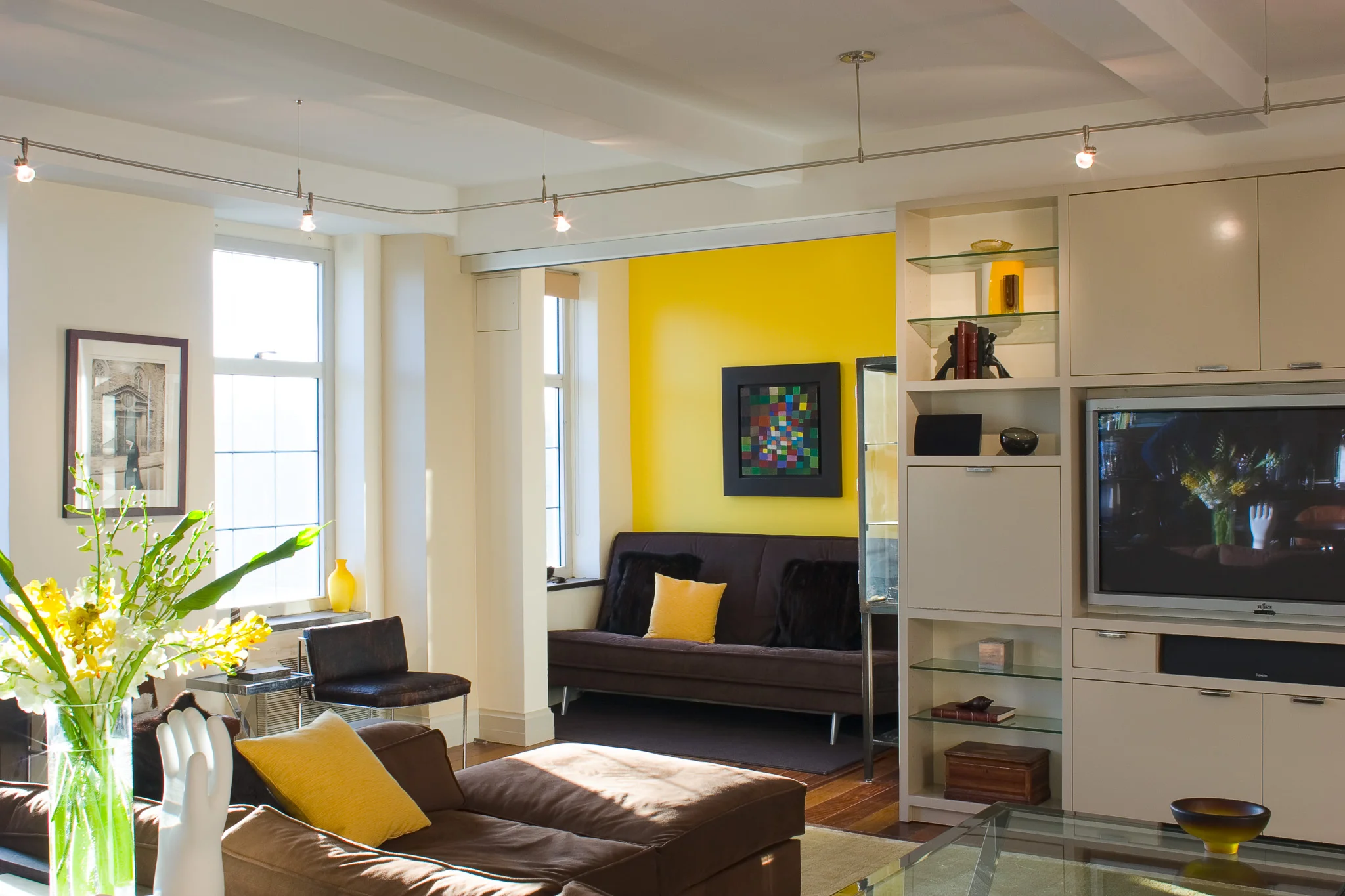 Living area, guest alcove, open