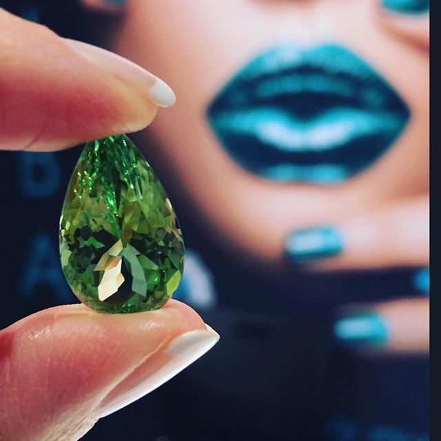 Helloooo pear-fection! 🍐 🍐This delicious apple green tourmaline is flawless at almost 17 carats!  This beauty just joined the squad and is ready for a custom design. 👊🏻🤩 Would you rock this for a pendant or a glamorous ring?? 💚💚💚💚💚
.
.
.
#t