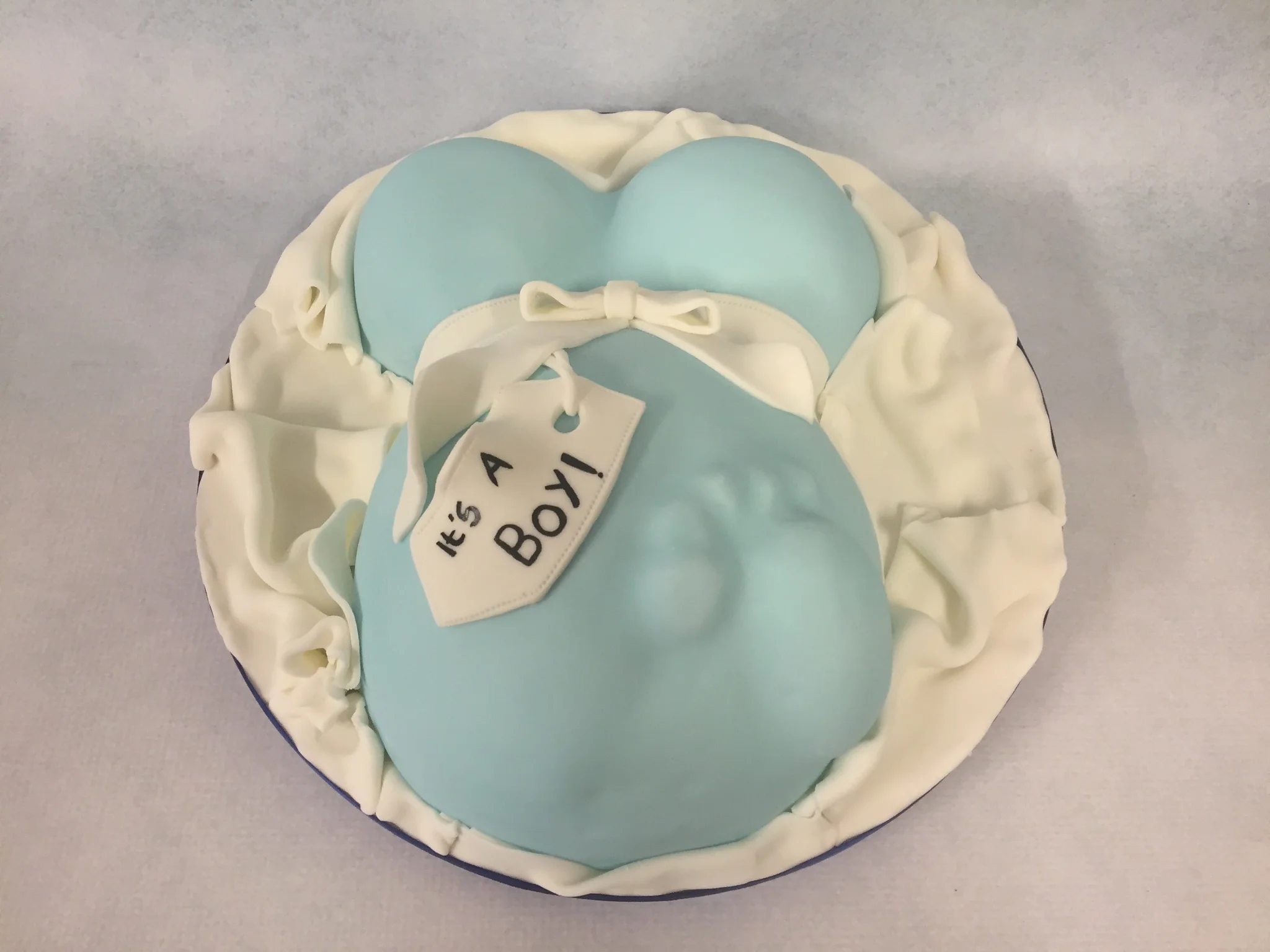 A baby bump cake for a baby shower