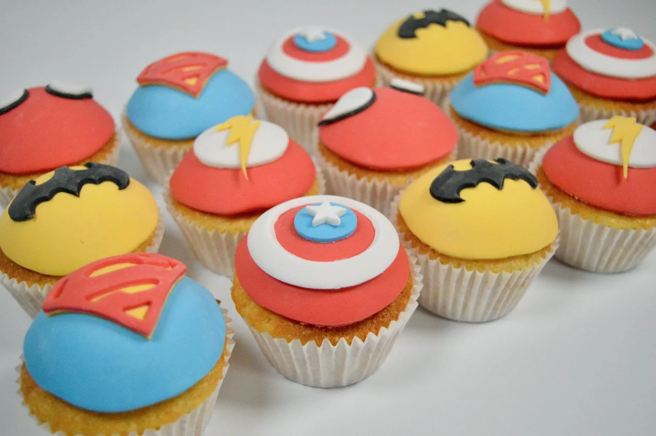 Superhero themed cupcakes. Superman cupcakes, Avengers cupcakes, Batman cupcakes, Flash cupcakes, Spiderman cupcakes