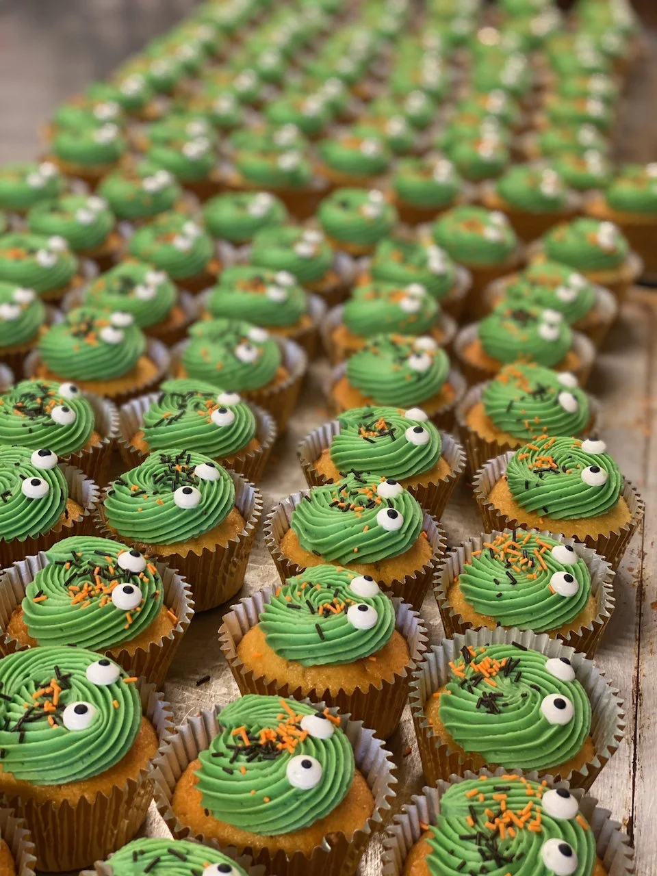 Green Halloween cupcakes