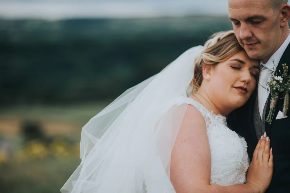 Relaxed natural wedding photos