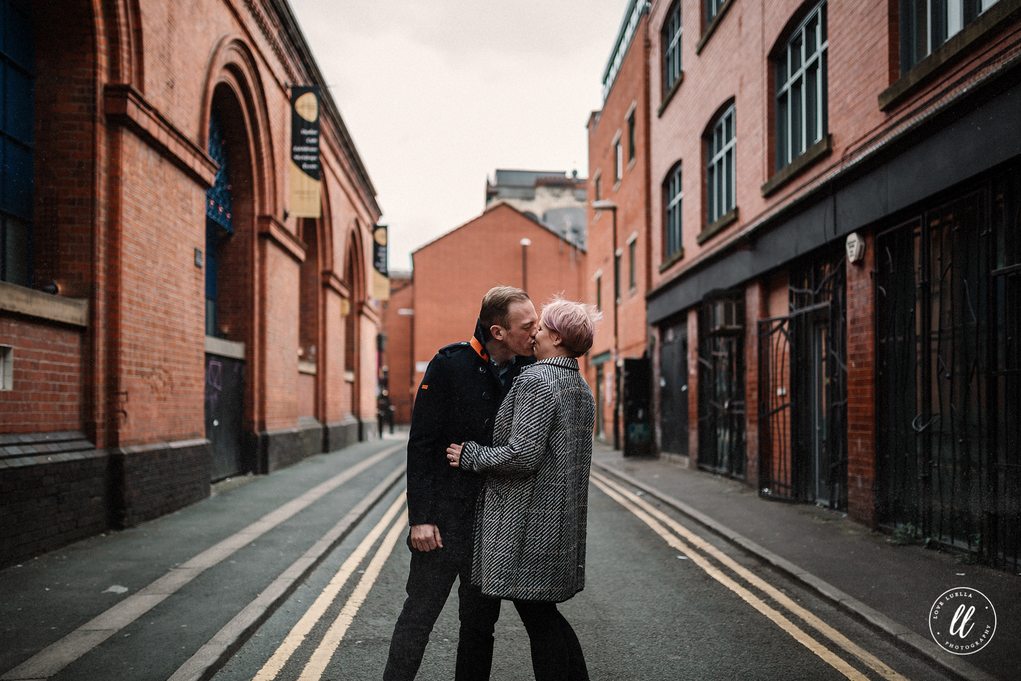 couple kissing in northern quarter