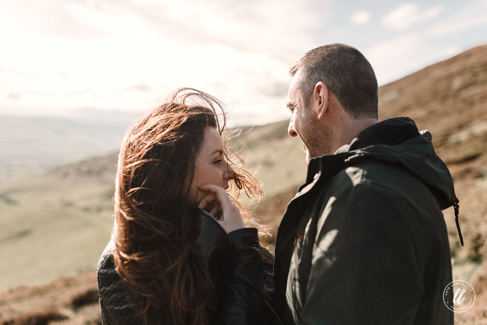 windy couple photography