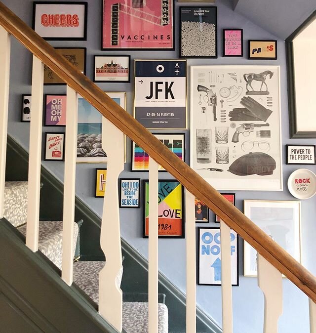 Happy bank holiday! For some reason I always wake up early when I have a day off, so I snapped this pic heading downstairs to make a cuppa. Love the view of our gallery walk through the staircase 👀
(Some prints and frames previously gifted by @desen