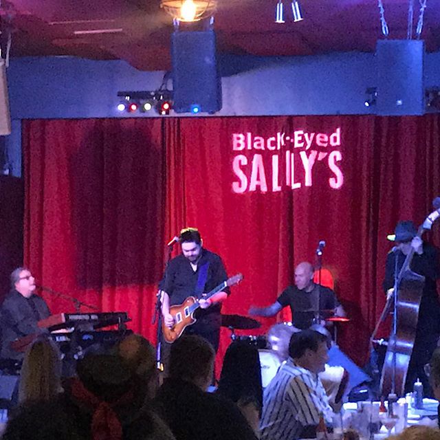 Mike Welch and Friends! .
#blues #bluesmusic #nebr #newenglandbluesreview #music #guitar #bluesrock #rocknroll #rockandroll #drums #drummer #guitars #guitarist #instagood #rock #nebluesreview #contentcreator #bass #bassplayer #livemusic #liveblues #liveband #monstermikewelch #mikewelch #AnthonyGeraci #liviupop #mudcatward #blackeyedsallys