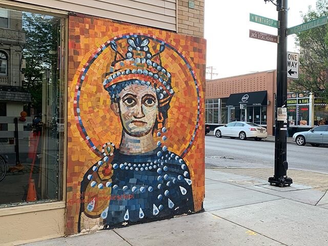 Some artsy things spotted on recent walks and bike rides. #dailywalk #bikeride #quarantine #streetart #streetartchicago #murals #fowers #dancingbears #mirror #reflection #selfie #alley #colors #art #chicago #andersonville #edgewater #ravenswood