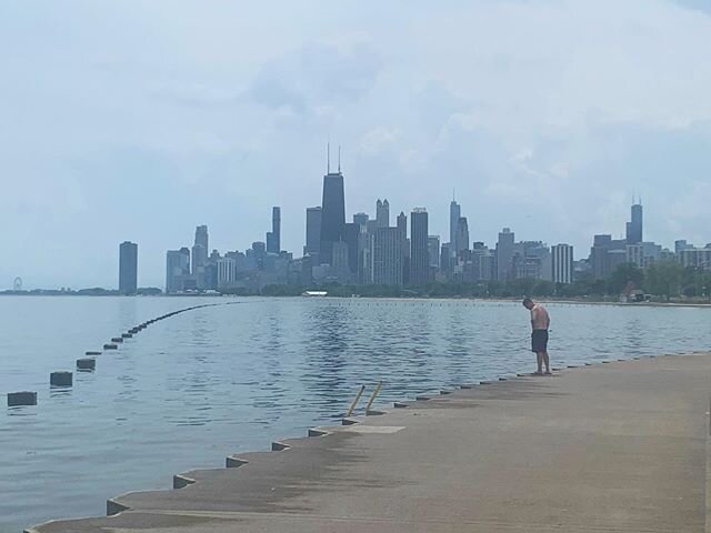 Sunday biking along the trail (not yet opened) 😉 #bikeride #lakemichigan #chicagolakefront #chicagolakefronttrail #chicagoskyline #socialdistancing