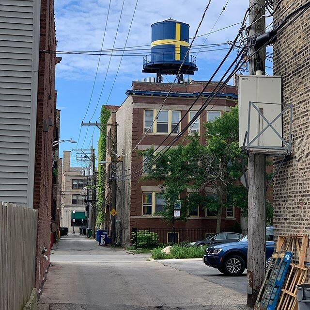 Ravenswood Alleys #alleywalking #dailywalk #walking #quarantine #ravenswoodchicago #ravenswood #alley #alleys #alleyway #warehouse #watertank #industrial