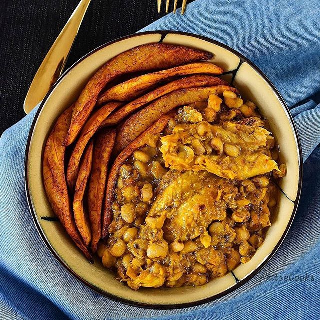 Breakfast is served! Wake up to this early morning palm oil beans with cray or dried fish and dodo by @matsecooks - Follow her page for more African inspired dishes.
-
Recreate a similar plate by boiling your black eyed peas until it&rsquo;s soft. No