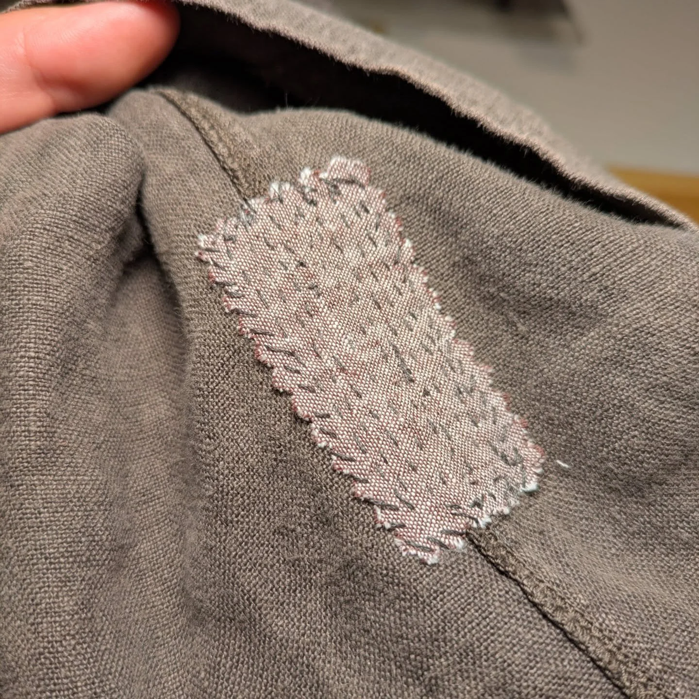 🪡 100 Days of Mending: Day 71: reinforcing a spot in the middle of the back of a lightweight jacket where a cross body bag hits

The goal was to be invisible, so I first darned the hole, then backed this linen jacket with a lightweight linen patch a