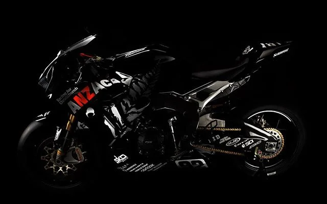 @teamreesnz stunning #superbike Anzac tribute, racing this weekend @thebendmotorsportpark in the @asbk #lestweforget 📷 @samuelwlacey