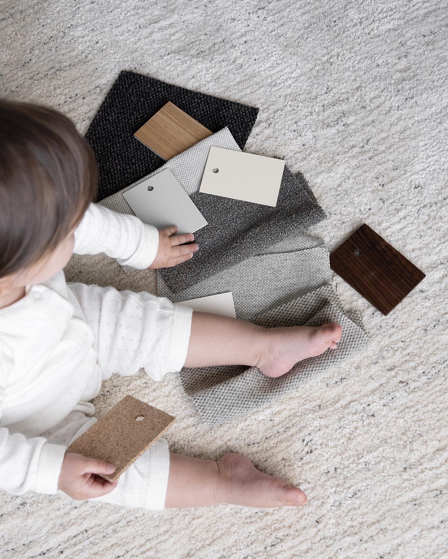 From a very young age we are drawn to tactile experiences that engage our senses and connect us to our surroundings. So, it is by layering different materials and textures in our spaces that we satisfy our innate desire to touch.
&bull;
Desde una eda