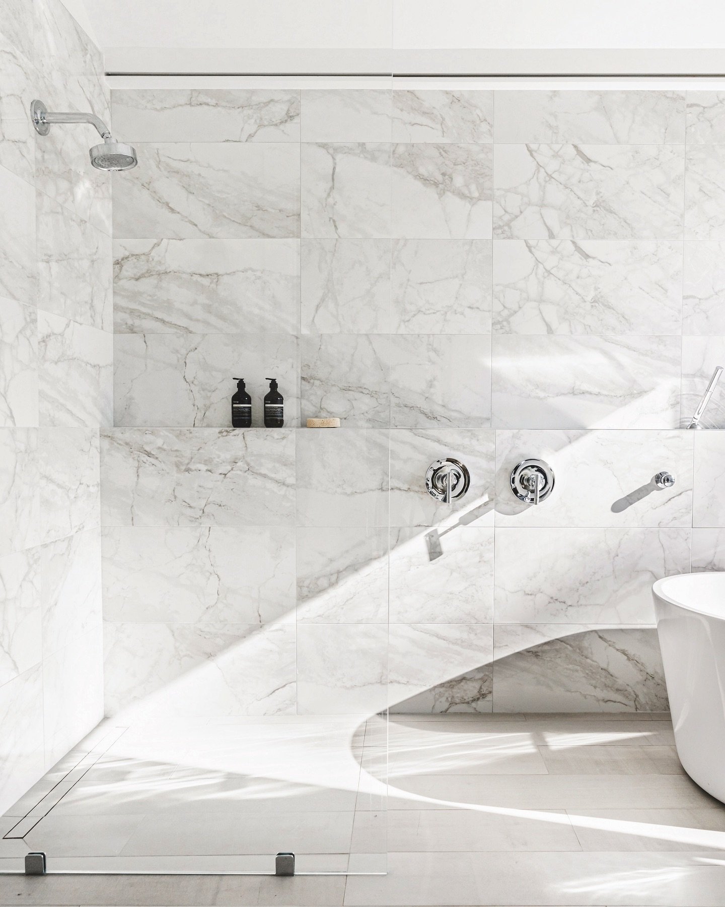 Primary bathroom, utilitarian space as a haven for relaxation and self-care.

Photo: @alfonso.rev