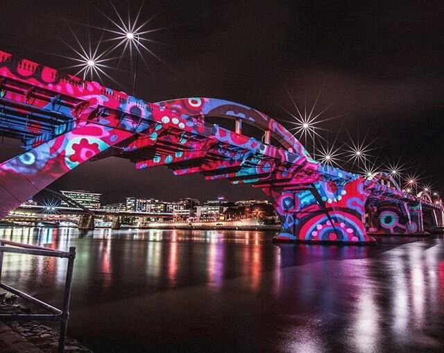 Brisbane folk!! Thanks to @blaklashcreative my artwork is being shown on the William Jolly Bridge every night this week 🌟 head on down to see 🥰 pic by @brisbaneatnight