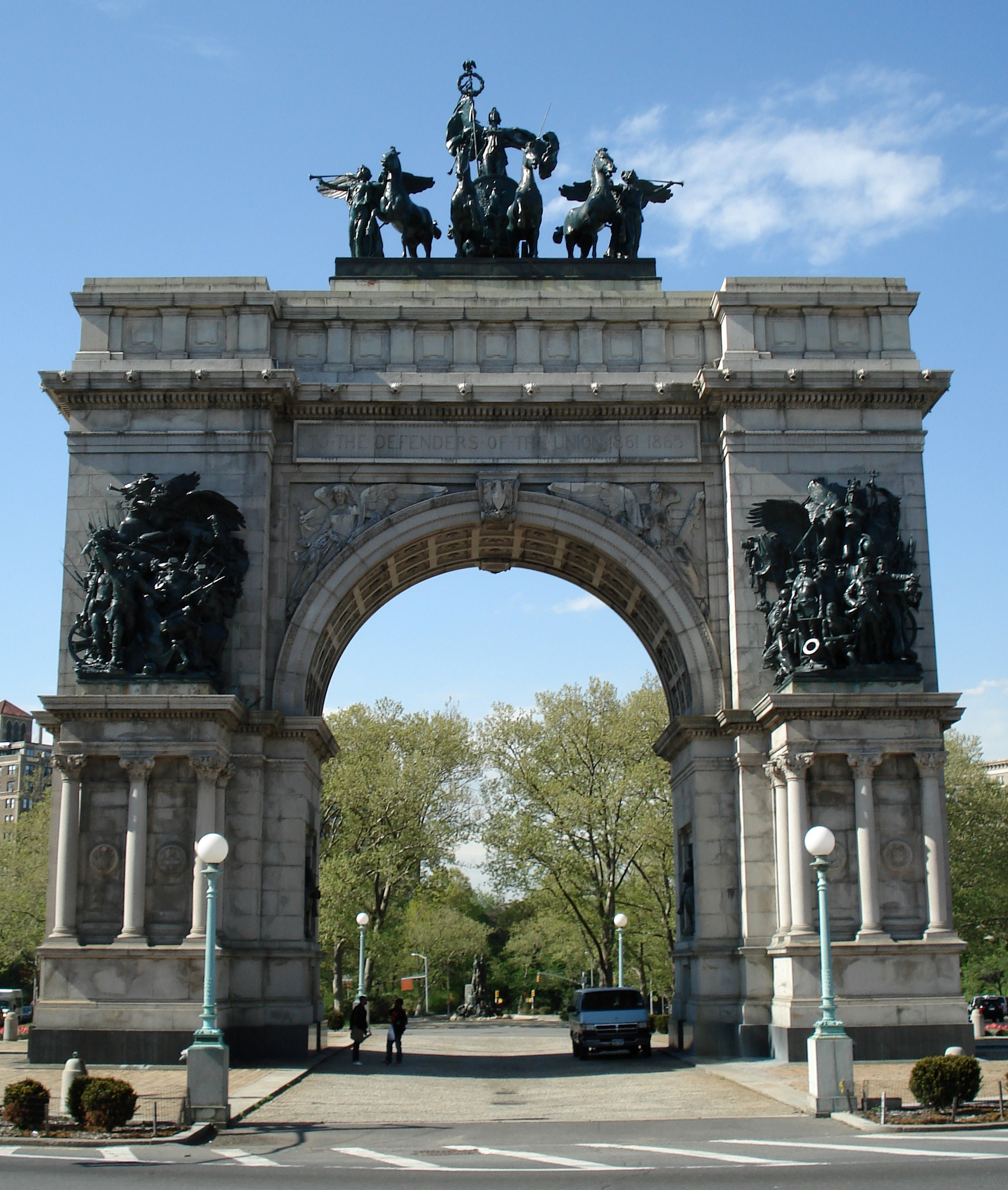 The_Soldiers_and_Sailors_Memorial_Arch_at_Grand_Army_Plaza.jpg