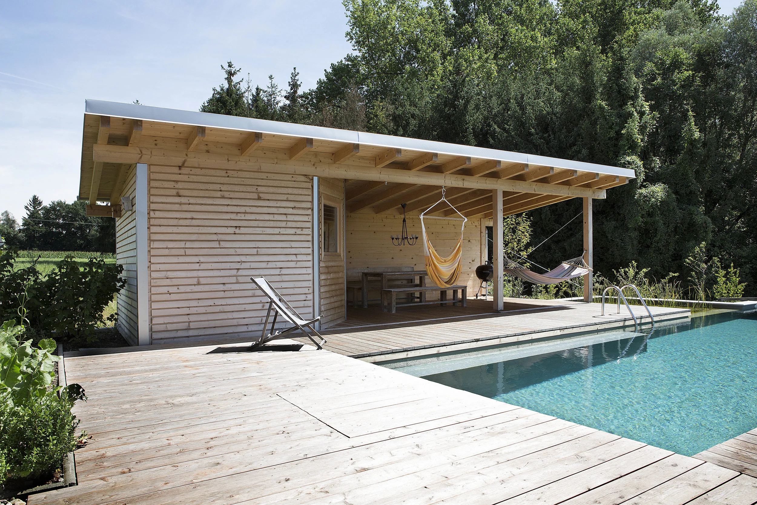 Pool room and sauna with the aluminium corner detail