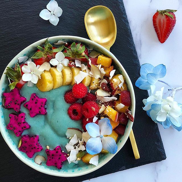 🍓💙 Ive been playing around with some color theory this week, and ended up making this beautiful blue spirulina smoothie bowl! I combined frozen banana, mango, pineapple, and a bit of spirulina, and it came out so creamy and wonderful - such a treat