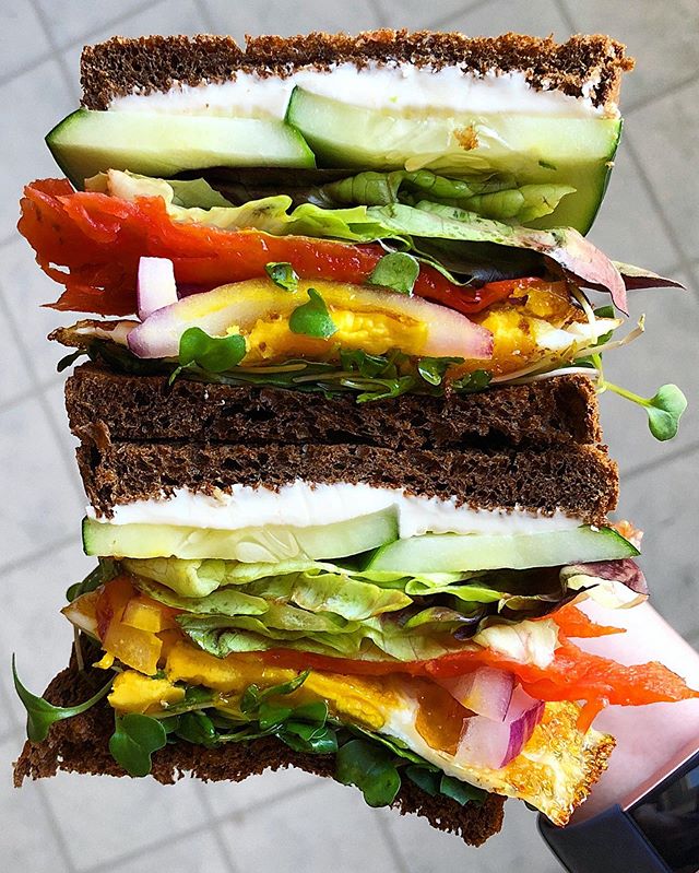🥒🥪 Lunchtime #foodinspo : this lox and egg sandwich was the perfect lunch today - so filling and full of protein, veggies, and healthy whole grains.
.
To build this layered beaut, I stacked:
&bull; whole grain dark rye bread
&bull; a healthy smear 