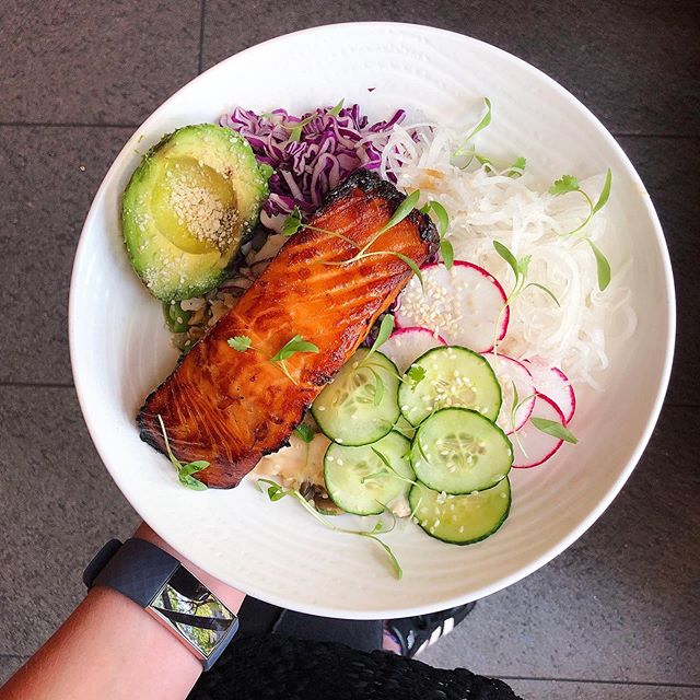 🥑🐟 Had the most delicious salmon zen bowl at @earlsbellevue the other day while out shopping with my mom! I love dishes like this, well composed and balanced, and each bite is a little different.
.
In this bowl they have placed:
+ a bed of jasmine 