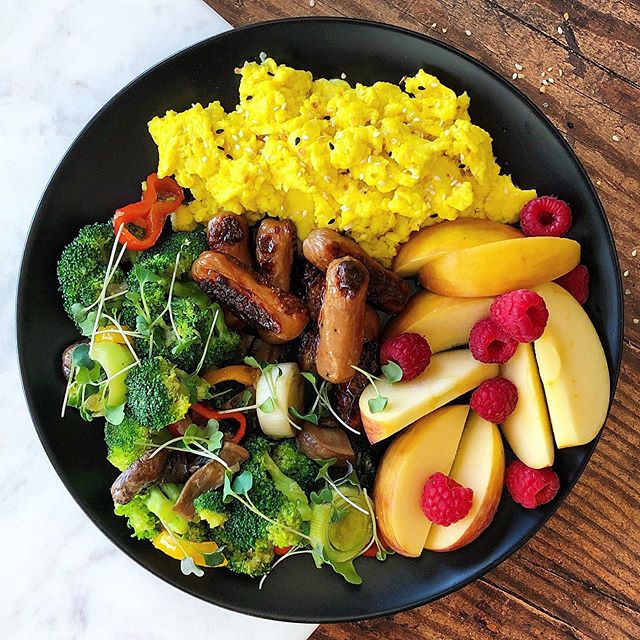 🍎🥦 Bit of a busy day over here in internship land as I prepare to start my long-term care rotation tomorrow morning! BUT what is a proper Sunday without a hearty brunch plate, so filling and nutritious - I just had to share!
.
Here we&rsquo;ve got: