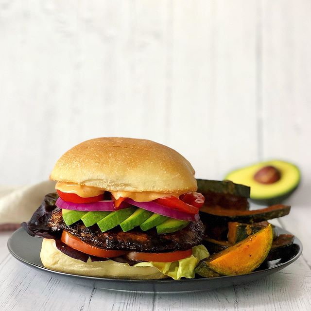 🥑🍔 Okay so I know it&rsquo;s morning and everything but I couldn&rsquo;t NOT share this amazing grilled portobello burger I had for dinner the other day!
.
I marinated the mushroom cap in balsamic, tamari, and a few spices, then seared it in a hot 