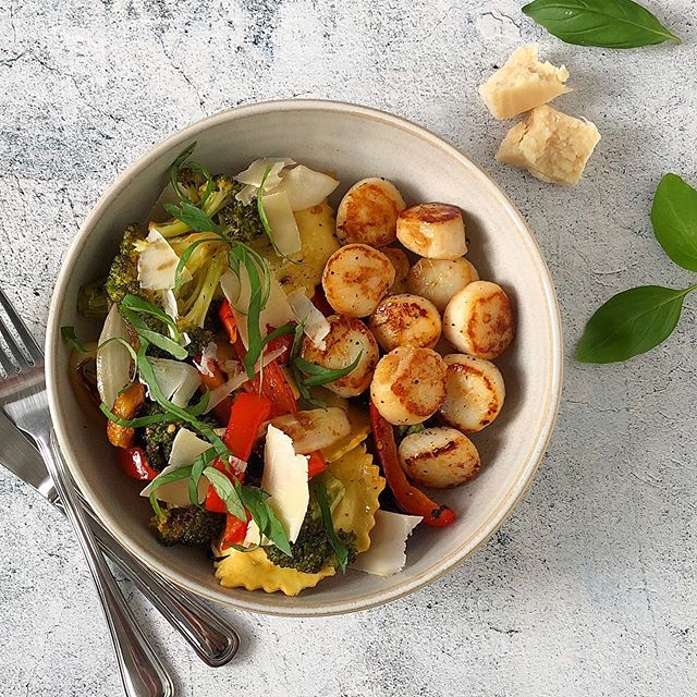 🍝🥦 I finally finished unpacking and organizing in my new apartment, which means I was able to make a big dinner for the first time in a week! This pasta bowl with artichoke and spinach ravioli, roasted veggies, and seared baby sea scallops was just