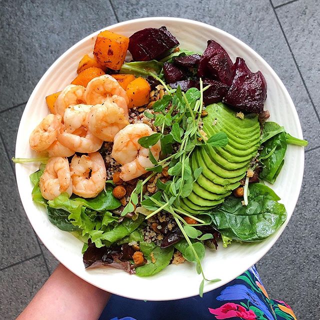 🍤🥗 So absolutely glad that they have @earlsrestaurant in Boston so I can keep munching on some of my favorite bowls around. This is their Quinoa and Avocado Powerbowl with shrimp added - and it was so filling and delicious! All the flavors and text